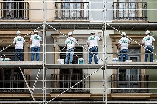 Revestir Pared Exterior y Fachadas: Defensa Estructural y Estilo